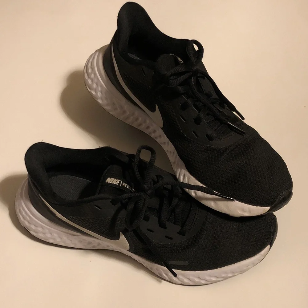 Nike Women's Black and White Sneakers. In good condition - Picture 3 of 6